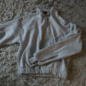 Tröja  - Mysig tröja från nakd som sitter åt lite vid midjan. Gott skick 