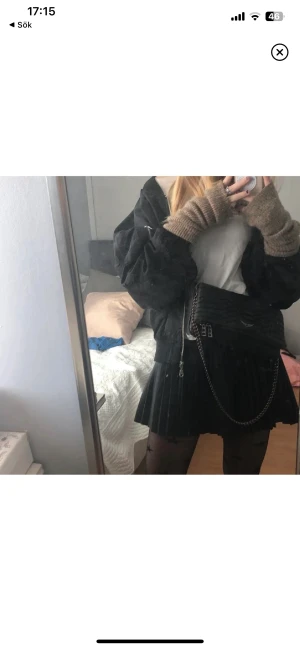 Zadig väska  - Hej! Säljer nu min zadig väska som är i storlek L, väldigt fin och rymlig, ni får med båda kedjorna Hör av er om ni har fler funderingar 