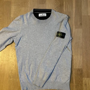Stone island junior  - Säljer nu denna stone island junior tröja den är i fin stickat material och är i nyskick! Det är storlek 156!