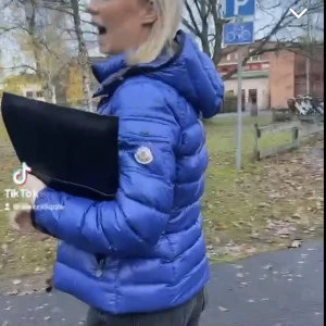 Moncler Bady Jacka - Säljer nu min Älskade moncler Bady jacka. I damstorlek 3 (S/M). SÅ unik färg!! Pris ny: 11k💕 Bra skick. Tar emot bud! SJÄLVKLART ÄKTA.Finns kvitto och kod som man kan skanna inutti💕 KÖP DIREKT:5000 