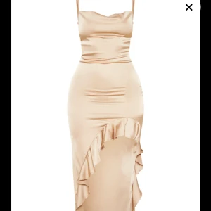 Guldklänning - Guldig klänning som jag har i UK strl 8,10&12. Den i strl 12 är använd 1 gång men resterande oanvända med lapparna kvar. Finns bild med klänningen på om det önskas.