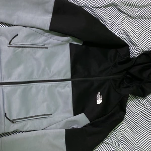 The North Face Kofta - Hej jag säljer min the north face kofta som nästan är som ny och är i storlek M