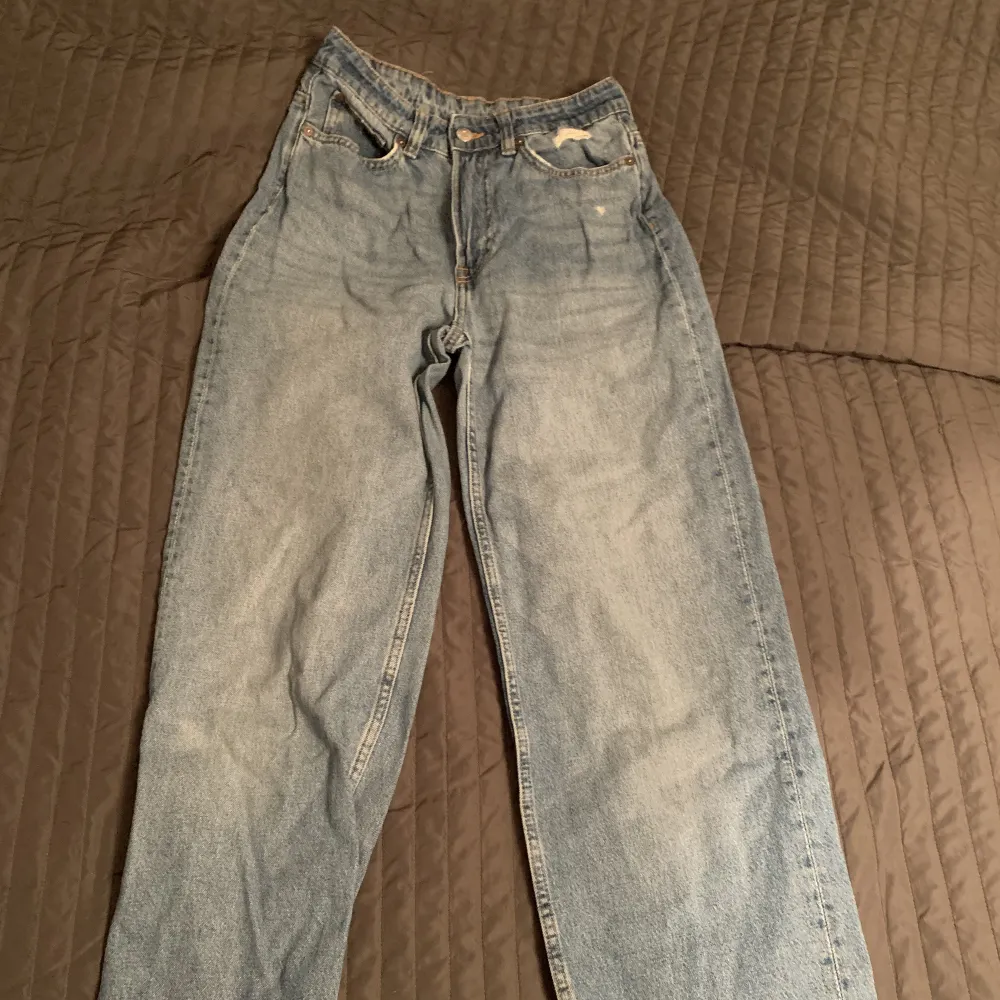 Dessa jeans från hm i storlek 34-36 vet inte riktigt. De är ganska korta i modellen. Jeans & Byxor.