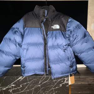 Helt ny North Face Jacka, köpte den online från North Face fast den passar inte mig. Den är i jättebra skick och färgen (shady blue)ser fin ut.