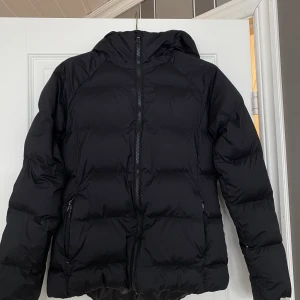 Svart dunjacka😄 - Säljer denna svarta dunjacka i mycket bra skick från McKinley, strl 36❣️ Köparen står för frakten 😃