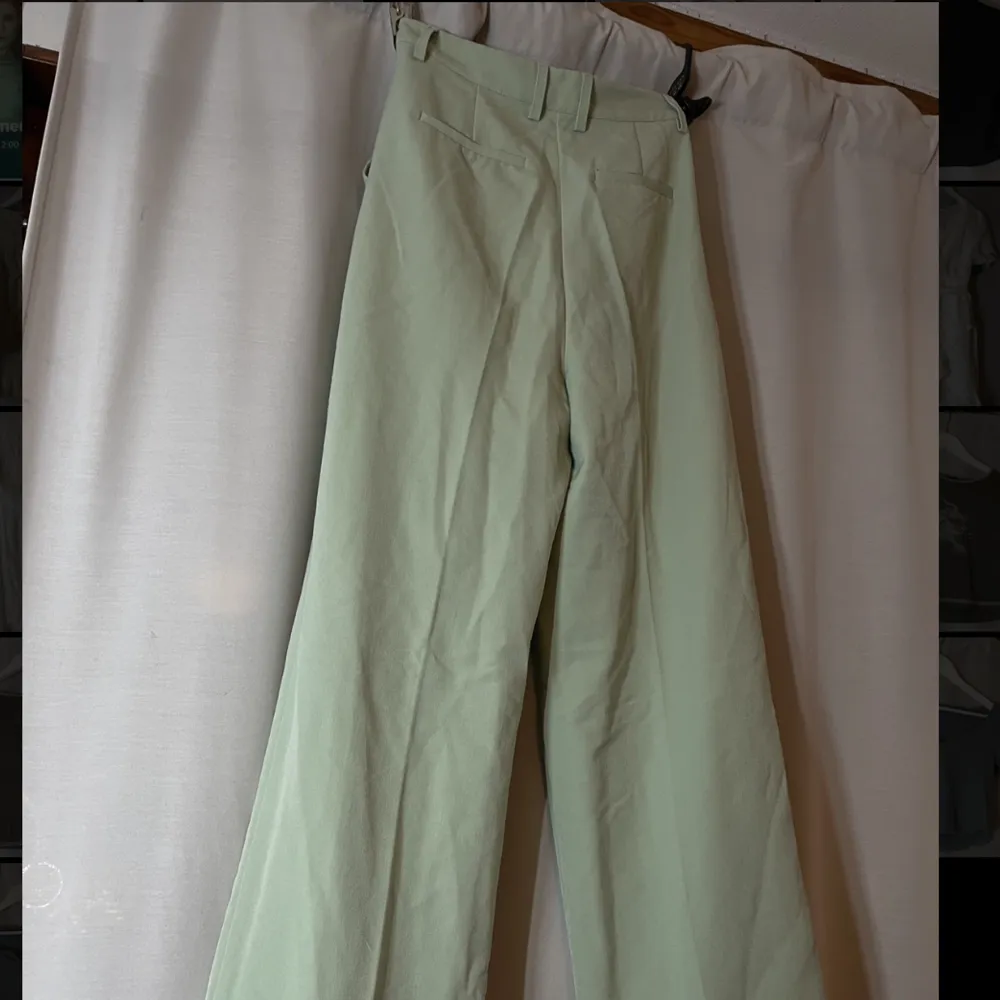 Kostymbyxor från bikbok. Använda en gång. Säljes då de är för långa för mig. Skulle nog passa någon som är 169+. Jeans & Byxor.