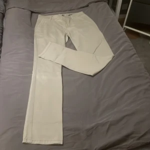 Morris byxor beiga - Ett par Morris byxor i stl 34, använda endast 1 gång!  Väldigt fina och bekvämt matrial, sitter extremt fint på🤎 Pris lapp finns tyvärr inte kvar, köpta för 1499kr🤍
