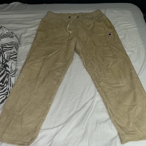 Champion Byxor - Nypris 700kr, säljer för 200kr. Byxorna är i bra skick och inte använda så mycket.