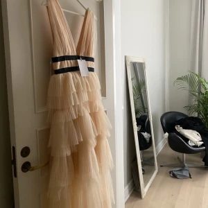 Balklänning!  - Helt ny magisk balklänning, lapp kvar & aldrig använd. Köpt detta året men kom aldrig till användning. Skickar gärna fler bilder! 