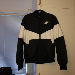 Nike jacka  - Svart vit nike jacka. Collage jacka inspirerad. Size M Relaxed. I extremt bra skick. Pm vid frågor eller funderingar✌🏾