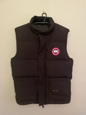 Canada Goose vest - Vesten är 1 år gammal men har knappt använts. Orginal priset på vesten är 4750kr.