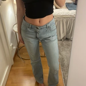 Levis jeans  - Intressekoll på dessa Svinsnygga Levis jeans köpta i Sardinien! Väldigt unika som sitter skitsnyggt! Står ej storlek kvar. Men skulle säga att de sitter som en 36