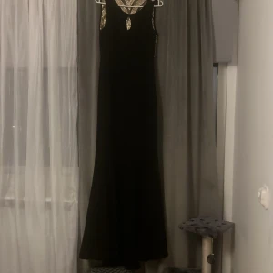 Fest klänning  - Väldigt fin festklänning i färg guld och svart. Paljettklänning med guld över del och svart underdel🤍stl S-M  Dragskedjan funkar lika bra som när den va köpt❤️ 
