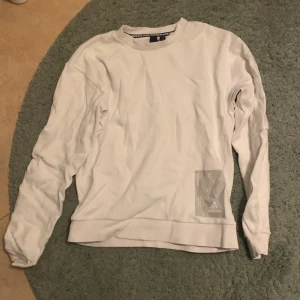 vit adidas tröja - topp skick. ett par små fläckar men ingenting som inte går bort.