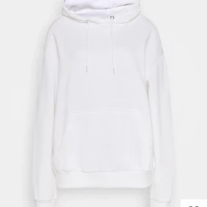 Vit hoodie - Köpte denna från zalando,275kr storlek xs. Den har varit använd cirka 3 gånger, köpare står för frakt. Skriv privat för bilder./säljer även en svart likadan.