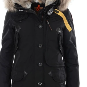 Parajumpers M - Vill sälja min helt näatan oanvända jacka. Kan ävent byttas till mindre storlek som önskas storlek S