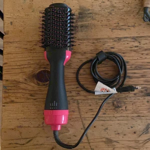 Värmeborste /stylingborste - Använd 2 gånger  Nypris 599