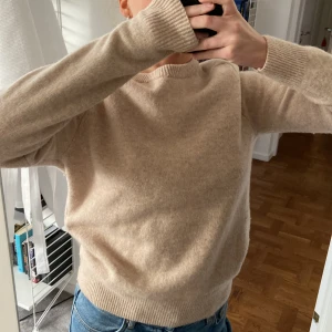 Stickad tröja  - Säljer denna sååå fina och sköna tröja från A days march!! Den är i Storlek M men skulle mer säga att den är som en S!! Säljer pga att jag har 5 beiga stickade tröjor och denna är nästan oanvänd!! 100% lammull och nypris är 995kr❤️