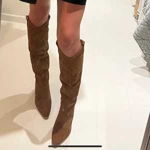 Bronx mockaboots - Säljer dessa fina mockastövlarna från märket Bronx. Köptes från en tjej här på Plick för lite mer än en månad sedan, skorna är inte i perfekt skick därför säljer jag billigare🧡