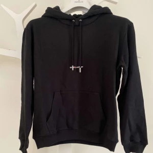 YSL Hoodie - Sparsamt använd i fint skick, superskön!! Nypris 6000-7000  Pris kan diskuteras