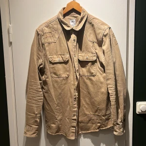 Zara Jeansjacka - Zara jeansjacka Storlek: L Skick: 7/10 använd fåtal gånger