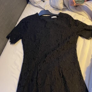 Svart klänning från H&M  - Använd max 6-7 ggr, storlek 38. Ordinarie pris 199 kr säljs för 79 kr ink frakt