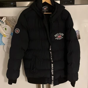 Polo club jacka  - Bra skick på jackan endast använd ett fåtal gånger.