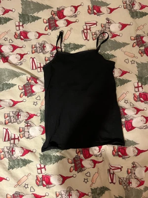 Svart linne från hm - Snyggt svart linne från hm. Knappt använt och så i bra skick.👍 Storlek: 134/140 barn 