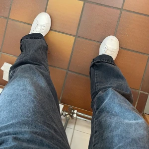 Svarta jeans med lite grå tvätt - Säljer mina svart/gråa jeans🙈 på 1:a bilden är jag 158 ungefär och behövde vika upp dom, nu är jag ca 164 och dom passar perfekt❤️‍🔥 dom har inga hål eller skador utan ser riktigt fräscha ut!