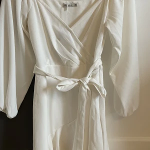 Klänning  - Jättefin klänning från Nelly i storlek 38, köpt från Sellpy med lapp kvar. Säljer då den inte har kommit till användning 💕