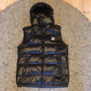 Moncler väst strl 3 - Moncler väst storlek 3 tror det är storlek M. 