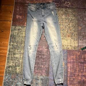 Oanvända jeans från zalando i storlek 40 med slitningar. Prislappar kvar på! 50 kr + frakt!