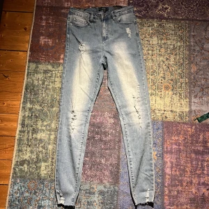Skinny jeans  - Oanvända jeans från zalando i storlek 40 med slitningar. Prislappar kvar på! 50 kr + frakt!