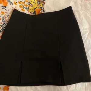 Kjol Monki med slitsar - En partykjol från Monki med slitsar på båda sidorna. Sparsamt använd och väldigt snygg! Storlek 40 men jag skulle säga att den passar en 38 bättre. Kort och tight kjol! 