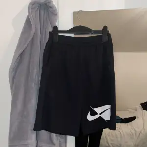 Jättesköna och luftiga nike shorts. Aldrig använda💕 (det är inget grönt märke på framsidan utan det är en reflektion av ljuset)