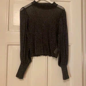 Glittrig topp - Superfin festlig glitter topp från BikBok i storlek S. Använd några få gånger.