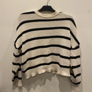 Stickad randig tröja  - Säljer denna jätte fina stickade tröja i randigt mönster. Tröjan är i super bra skick då jag knappt använt den. Tröjan är från pull&bear och är i storlek S. Köpte tröjan för 400kr och säljer nu den för 80kr💓