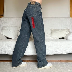 Baggy Jeans - Säljer dessa coola vida byxor som är oanvända med lappar kvar👍Det står storlek W34L32 men passar ungefär som en storlek 38 - midjan är 87cm och innerbenslängden 83cm❤️Jag på bilderna är 172cm lång och brukar bära storlek 38😊
