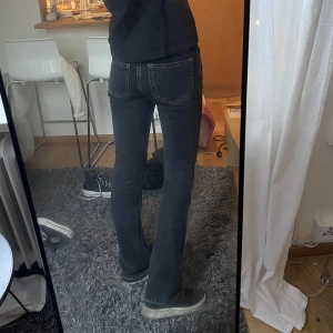 Grå jeans - Gråa jeans. Aldrig använda. Jag är 172 och dem sitter perfekt i längden