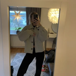 Jacka - Så snygg jacka från NA-KD i storlek 34 men är oversized så passar även 36 och 38. Använd och lite nopprig men annars i fint skick! Köparen står för frakten💞