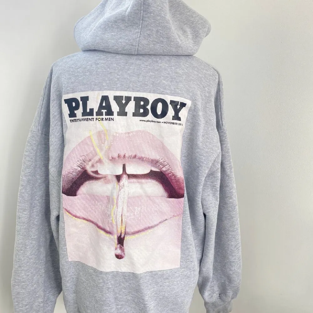 Säljer min playboy hoodie. Använd fåtal gånger så i nyskick. Den är oversized!!  Säljer för 190, nypris 550. . Hoodies.