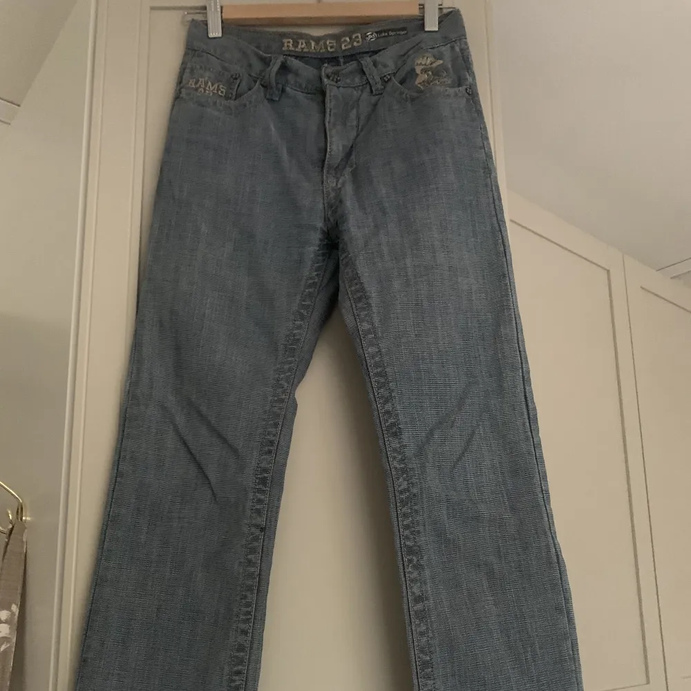 Väldigt snygga jeans från märket Rams 23. Brodyr på både framfickor och bakfickor. Köpta på sellpy men kom tyvärr inte till användning då de är för små🌟. Jeans & Byxor.