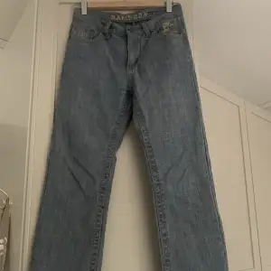 Väldigt snygga jeans från märket Rams 23. Brodyr på både framfickor och bakfickor. Köpta på sellpy men kom tyvärr inte till användning då de är för små🌟