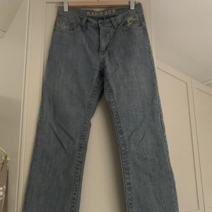 Jeans - Väldigt snygga jeans från märket Rams 23. Brodyr på både framfickor och bakfickor. Köpta på sellpy men kom tyvärr inte till användning då de är för små🌟