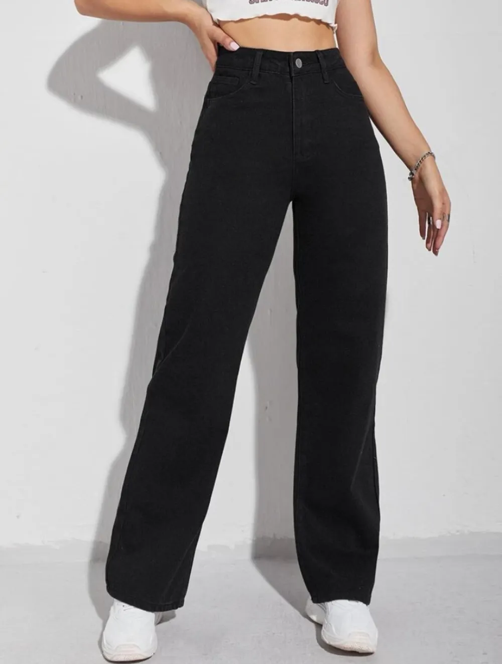 Svarta jeans som sitter jätte bra och är jätte sköna. Säljer för att det inte är min still längre. Bra kvalitet.. Jeans & Byxor.