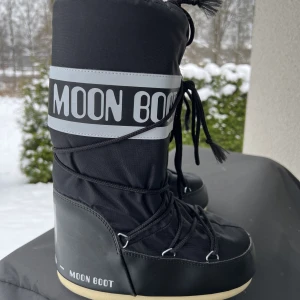 Moon boots - Köptes förra vintern och har aldrig använts, jättefint skick. Jag har storlek 39 men dessa passar mig jättebra. Köparen står för frakten!❄️