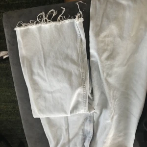 Jeans  - Fina utsvängda jeans i bra skick säljes då de blivit för små. Skickar byxorna och köparen står för frakt 