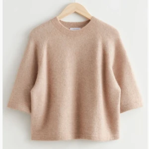 Stickad t-shirt  - Säljer nu denna älskade och populära stickade t-shirten från & Other stories. Den är slutsåld på hemsidan💕originalpris: 590kr