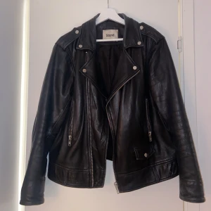 Äkta skinnjacka från STAND STUDIO - Äkta skinnjacka från STAND STUDIO. Inköpt för ett par år sedan, älskar den men har inte fått så mycket användning för den det senaste. Den är i superfint skick! Nypris: 4 699kr