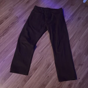 Snygga Jeans - Säljer mina mörkbruna jeans från carlings, köpt för 500 kr och är fortfarande i väldigt bra skick, säljer då jag växt ur dem.